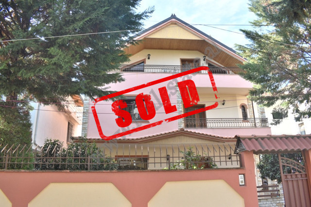 Vile 3 kateshe ne shitje ne rrugen Albanopoli prane Kompleksit Panorama.
Vila ka siperfaqe trualli 